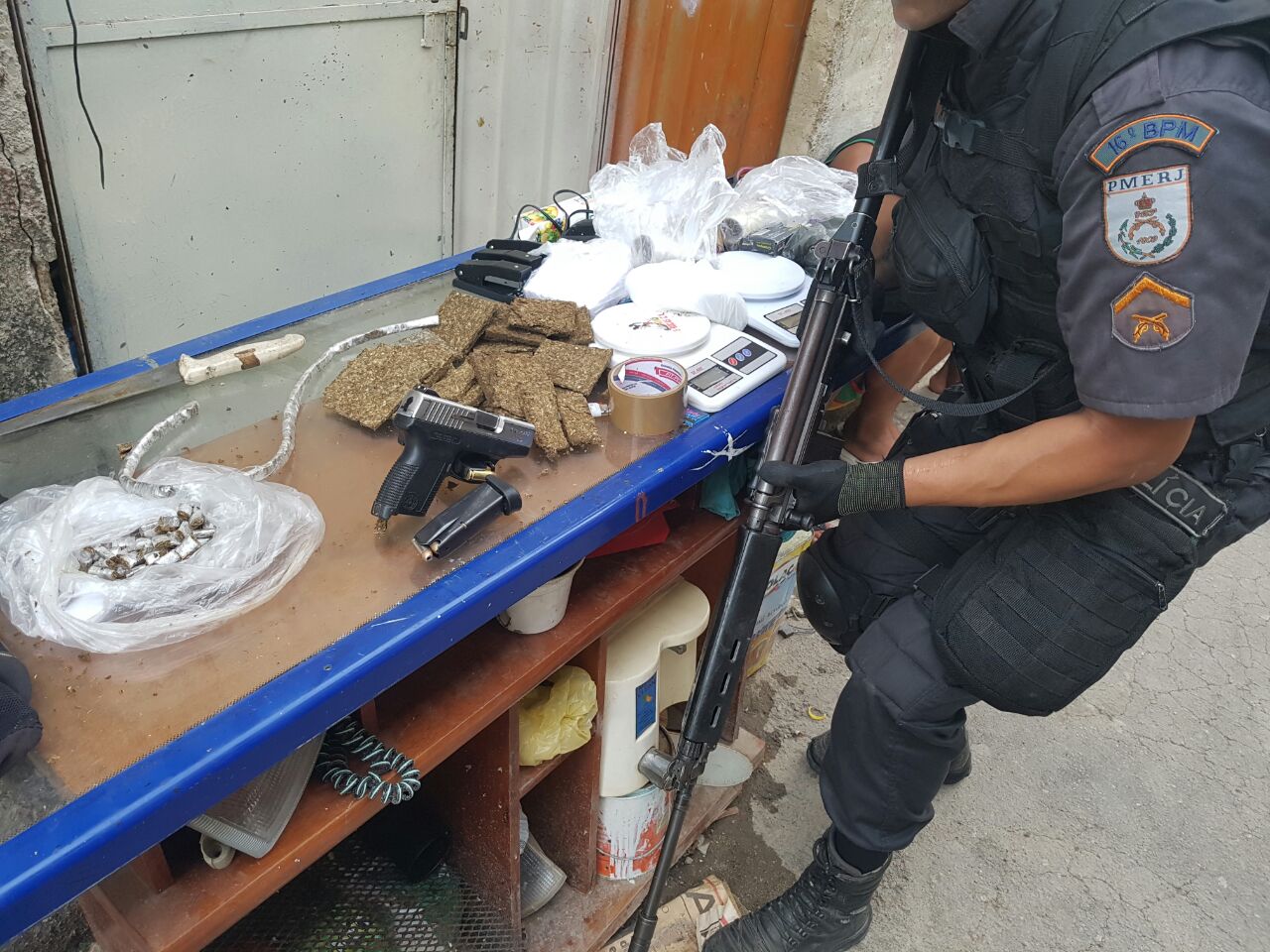 Drogas e armas são apreendidas pela Polícia Militar, com informações do Disque Denúncia